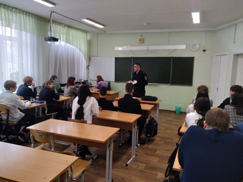 В Новоуральске сотрудники полиции провели профориентационные беседы со школьниками
