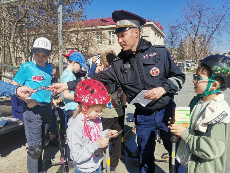 Скейт парки, зоны массового отдыха и перекрестки Свердловской области стали площадками для проведения со школьниками практикумов по безопасности дорожного движения