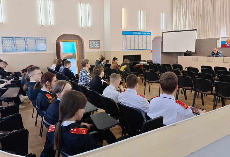 Школьники посетили полицию Новоуральска в преддверии Дня Защитника Отечества